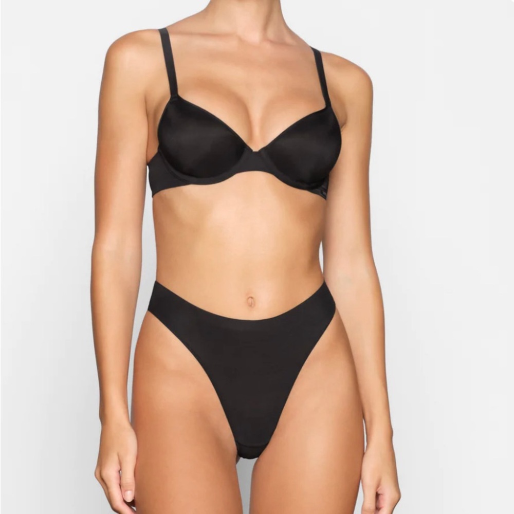 Skims - Weightless Demi bra - Onyx aka black 
Size 36 C